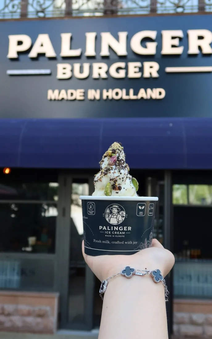 Вывеска Palinger Burger и мороженое Palinger в руке